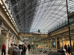 08:40発のロンドンセントパンクラスからカンタベリーの列車をSoutheasternのアプリから購入済み。往復で7863円でした。

ヒースロー空港の閉鎖にともないユーロスターは臨時便を運行していました、それでも乗り場前はかなり混雑。