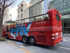 丸の内側　スカイバスが停まっています。お天気の良い日に2階席乗ってみたいです。