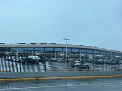 パナマ帽をかぶった日本人ガイドさんに出迎えられ、空港を出たのは12時20分。外は少し雨模様でした。