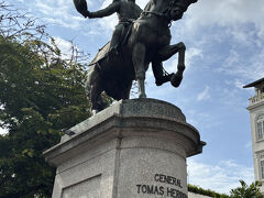エレーラさんの銅像。
パナマは、スペインから1819年、コロンビアの一部として独立、その後、このエレーラに率いられて1840年にコロンビアから独立したそうです。ただ、その後再度併合されたりして、最終的には1903年にアメリカの支援を受けて、コロンビアから独立できたとのこと。