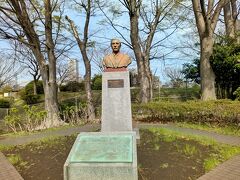 桜の開花状況を鑑賞しに散策。
野毛山公園の園内。ヘンリー スペンサー パーマー像を発見。