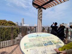 桜の開花状況を鑑賞しに散策。
野毛山公園展望台。