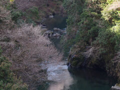 多摩川　この辺りは数馬峡と呼ばれており、白丸ダムのダム湖となっています