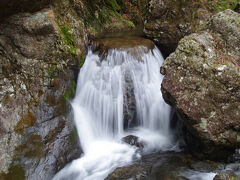 神戸（かのと）岩の渓流　家族連れが来ており、映画のような景色でした