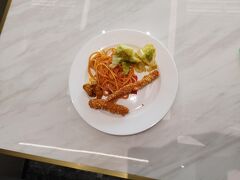 大連空港のラウンジメニュー、ホットミールはあるけどなんかイマイチだな。
シャワーがあるのは嬉しいけど。