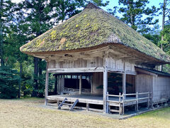 さらに歩いて行くと、能の舞台がありました。これは事前に調べてなかったので、うれしいボーナスでした。レンタカーを利用していたらスルーしていたかも知れません。

佐渡島は、室町時代に能楽を大成した人物として名高い世阿弥が、室町幕府の怒りをかって流されたところです。それが影響して、佐渡では能楽がさかんで、そこら中に能楽の舞台があります。夏期でないと公演はないようですが、舞台だけでも見応えがあります。