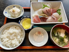 家族と合流し、昼食とします。「天國」という和食屋さん。刺身定食がおいしい！

この後、レンタカーを借りていきます。