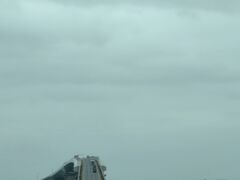 伊良部大橋。
島根にあるベタ踏み坂のようにも見えますが、江島大橋（島根）の傾斜は最大6.1％で伊良部大橋は最大5％。
江島大橋程ではないと言っても、この落差はやっぱり凄い。
沖縄の一般的な道路は琉球石灰岩で造られていることが多いので、坂道などを走行する時は、「もしかしたら滑るかも」と不安に駆られることもありますが、高速道路やこのような場所で使われているのは内地から運ばれて来た砂岩。
普通にドライブする感覚で大丈夫です。
伊良部大橋は、通行無料の橋としては日本最長の3540ｍ。