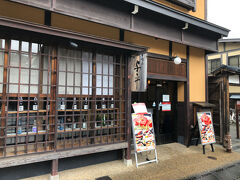 ラーメン１杯では物足りなかったので、こちらのお店へフラっと立ち寄り。
