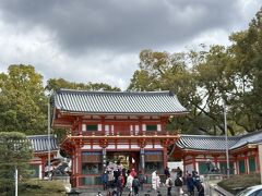 昼食をこの辺りで取る予定があり、八坂神社へ。