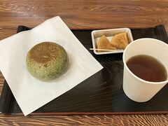 　　次、お焼き屋さん

　　　おいしいよっ！食べてって

　　声につられて、よもぎあんこを

　　中で、たべる。お茶付き