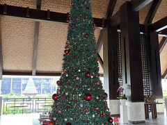 「バンブーバー」からビーチを歩いてホテルまで戻るつもりだったもの
歩き疲れて途中にある「インターコンチネンタル バリ サヌール リゾート」 の
風が抜けてここちよいロビーで休憩し
ここからはGojekでホテルへ戻りました。