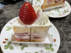 食後のデザートは浦和のスイーツNO.1のここであまおう苺のショートケーキ

桜の季節は良いものです・・・