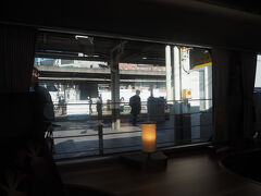 三ノ宮駅、数分遅れて10時00分
写真だとちょっとわかりづらいですが、ホームドアが横開きではなくって昇降式ホーム柵になっています
ドア位置が多種多様な路線では有効かな