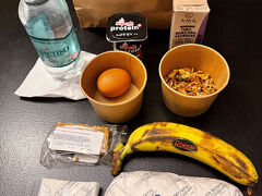 今日から３日間かけて日本へ戻ります　初日　４時半にモーニングコール　５時に添乗員さんがボックスランチを部屋に届けてくれました　バナナは部屋で食べ　残りはバスの中でいただきました