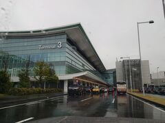 4月始めの東京は、桜の開花宣言が出されたのに桜もビックリの冬にもどったかのような寒い日々が続いてました。出発日も雨。。ハノイのお天気もちょっと不安です。
前日に東京の家に前入りしたK子も一緒に主人に送ってもらい７時半に羽田空港に到着しました。

ありがとう～　いってくるね～
＼(^_^)(^_^)／