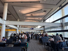 １８：３６　着陸　国内線の待合室でいったん集合して　国際線のターミナルT2へ移動します