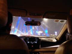 定刻より少し遅れて18時20分にハノイのノイバイ空港に到着しました。香港との時差はマイナス1時間。日本との時差はマイナス2時間です。

イミグレは混んでなくてスムーズに入国できました。
ハノイでの通信はアハモなのでローミングをオンにするだけでOK。
別料金もかからないし本当に便利です。

ノイバイ空港から旧市街のホテルまではkkdayで送迎を予約していました。ドライバーさんが待ち合わせ場所のことでWhatsAPPにメッセージを入れてくれていたので、到着が遅れたことを伝えられスムーズに会うことができました。

ついでに空港から出る前に両替をしましたが、1000ドンがほぼ6円だったので悪くないレートでした(^ー^)ok!