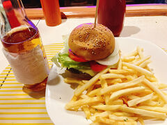 本日も晩御飯は、ウォーキングストリートの歩いている人を見ながら食べられるお店で、バーガーセットを頂きます。