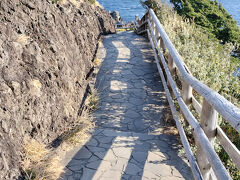 灯台が立つ場所、景色はいいけど風がめっちゃ強ーい！

まだ道が続いている、灯台脇の道。
石廊崎の先っぽまで行けるのかと歩いて行くと・・