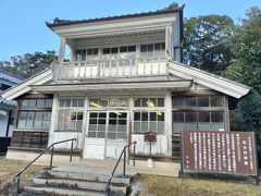 松崎町の「道の駅　花の三聖苑　伊豆松崎」。
郷土の三聖人の一人、依田佐二平が開校した小学校が敷地内にあります。

物販店舗が小さくて、地元野菜が少ないのが残念。