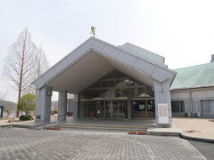 圓鍔勝三彫刻美術館です。