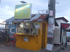 空港に着いたらすぐGrabを呼んでオランゴ島へ向かいます。マクタン島からオランゴ島へは、Hilton PortとAngasil Portの２つの港からフェリーが出ています。最初、Hiltonの方へ行ったのですが本数が少なくて次は2時間後だったので、またGrab呼んでAngasil の方へ移動。
注意。Hilton Portでは高額なチャーターのボートの客引きが寄ってきます。