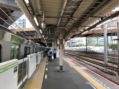 ここはJR山手線の浜松町駅ホーム、線路と駅ホーム上の真正面の斜めの高架の建物が東京モノレール浜松町駅舎で今からモノレール駅へ移動です。