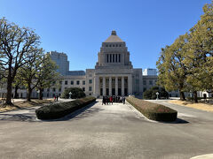 バス乗りすぎて国会議事堂まできてしまった。