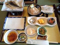 朝風呂を終えて部屋に戻ると朝食がセッティングされていました。
旅館の最大の楽しみは朝食といっても過言ではないのではないでしょうか。
アジがふかふかでさすがにおいしかった。納豆とかないのがうれしいです。