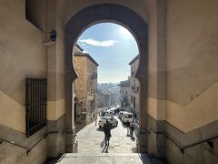広場からこのアーチを抜けて階段を降りていきます。
左側にあったのがサンタ・クルス美術館だと思う。