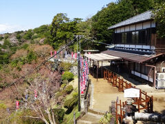 建長寺半僧坊に到着。ここで拝観料を支払って境内に入る。
休憩場所も整っている。