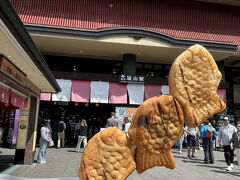 ランチの予約までまだかなり時間があったので、たい焼きを買ったみましたが、これが大失敗。冷たい（多分冷凍品を解凍した）たい焼きを炭火で軽くあぶっただけ。残念…観光地あるあるですね。
たい焼き400円

嵐山は海外からの方で溢れかえっていました。
人混みを避けて、嵐山からタクシーに乗り向かったのは…
