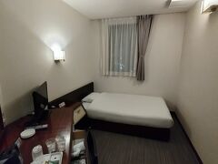 今夜の宿は京阪線の香里園駅近くのホテルインペリアル香里園。1泊6600円弱。古そうですがベッドサイドのテーブルを改造してUSBの充電口を設置してあったり朝ごはんサービスもあったりして快適でした。