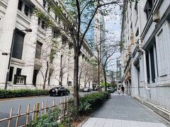 電車で日本橋へと向かい
日銀の裏手を進む
目指すはアフタヌーンティーです

静かでサクサクと歩く歩く