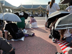 ディズニーランドの入り口前です

みんなこうやって朝から待機
報道カメラの人もいました