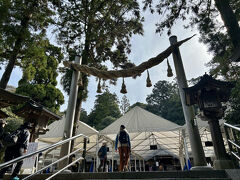 この鳥居！
念願だったので参拝に来ることができてよかったです。
拝殿はお祭りの準備でテントがあったので、しっかり見れませんでした。

最近思うのが、拝殿や鳥居、山門などしっかり観れるのが奇跡なこと。
今回のようにお祭りの準備や立て直しや工事中で見れないことも多いので。

拝殿にはシャンシャンがあって、自分で振ってお参りすることができました。