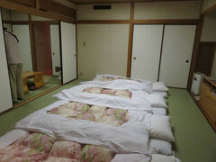 19時閉園。
オフィシャルホテルは高いけど、近くて良い。
19時半から夕食はホテルブッフェ。どれも美味しかった！
部屋は和室。布団敷いてくれました。
お風呂は「ふじやま温泉」