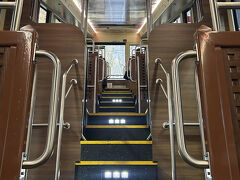 極楽橋駅に到着。
ケーブルカーに乗り換えます。
駅の中からそのまま繋がっているので、迷わずすぐに乗り換えることができました。

高野山ケーブル
高野山駅→高野山駅前
20人ぐらい乗っていました。

南海りんかんバス
高野山駅前～奥之院前
9:00～9:28

高野山駅で5人ぐらい乗って、どんどん増えて奥之院前に着く頃には立ってる人が数人いるぐらいになりました。

10:30の生身供を見たいので、この時間に来ました。