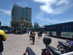 5日目。SMシティ・セブというところの近くにあるmybusのターミナルへ。バスで空港へ向かいます。バス代は50ペソ　＼⁠(⁠°⁠o⁠°⁠)⁠／　安い！バスのチケットは、この写真の左の屋根のあるところで買います。