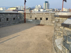 北東雉
地形の都合で北東敵台の部分で城壁が直角に折れているため、死角をカバーする目的で併設されました。｢雉｣は堡塁のことで、華城に10か所設置されました。キジが、隠れたり覗いたりするのが得意なことに由来します。左右の側面(左…北東敵台/右…城壁側面)の防衛を担当しました。懸眼も１本設置されています。
