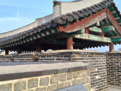 北東砲楼
砲楼は、外側に突き出た構造物の上に楼閣があり、屋根は左右非対称です。
内部には敵を攻撃するための大砲が設置されています。