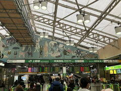 まずは自宅からバスで上野駅へ。本来はここから山形直通の「つばさ139号」のはずが、東北新幹線の連結トラブルで……