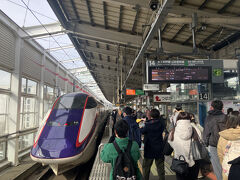 で、福島駅で「つばさ」に乗り換え。ニュースでは在来線のホームに移動が必要となっていましたが、幸いなことに新幹線ホーム「つばさ」が待機。よかった