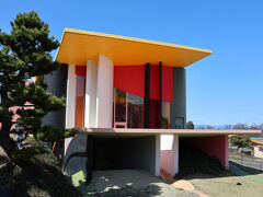 養老天命反転地に入場。

養老天命反転地は身体を改革し、死を克服し、運命を反転させる手段としての建築＝環境を目指して作られた場所であり、これによってこの世界を希望ある未来に転換できるそうです…

入り口に一番近い場所にあるのが、養老天命反転地記念館です。