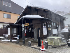 今回、連れは体調が微妙なので滑りはパスして温泉でゆっくりする予定。滑りにゲレンデに向かう途中、3つの共同浴場の場所を確認。まずは下湯