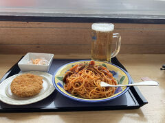 ランチはナポリタン(1200円）＆コロッケ(500円）、ビール(800円）もつけて