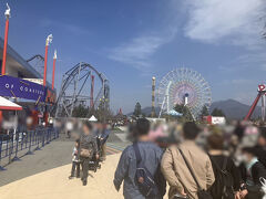 2日目は風が強く、運休が多いため動いてるアトラクションの待ち時間が長すぎる・・・泣
2日間通してある程度乗りました。
面白かったのは「ZOKKON]と「トンデミーナ」「絶望要塞」