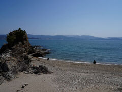 4分ほどで、新和歌遊園バス停に着いた。そこから海の方へと降りて行くと、静かな浜に出た。新和歌の浦海岸と言うようだ。浜辺には、貝殻を拾う人の姿も見える。蓬莱岩と呼ばれるものもあり、そこそこ景色は良い。