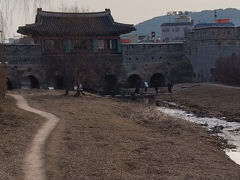 華城は、水原川も跨いでいます。